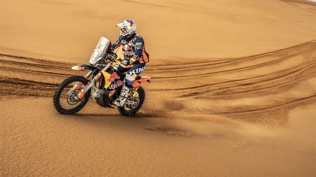 Auch das ist die Dakar. Man kämpft verletzt vorne mit und dann fährt man falschen Spuren nach und landet auf P27 - insgesamt P11.