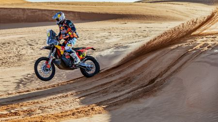 Die Red Bull KTM Factory Racing-Piloten Toby Price, Matthias Walkner und Kevin Benavides haben die extrem anspruchsvolle fünfte Etappe der Rallye Dakar 2023 erfolgreich beendet. 