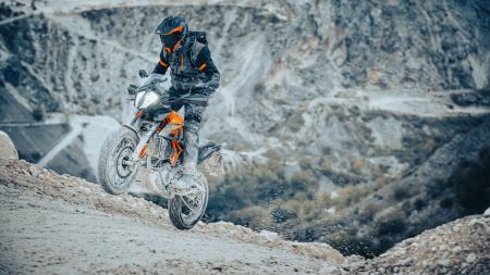 Die gesamte KTM ADVENTURE-Familie verfügt über alle Leistungs- und Reise-/Abenteuermerkmale, die ein Motorradfahrer braucht. 