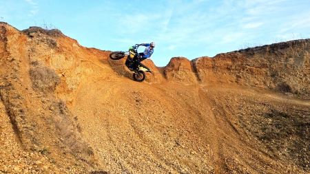 Bernhard hat schon bei diversen Enduro-Veranstaltungen bewiesen, dass er gut mit einer Bigenduro umgehen kann - das Red Bull Erzbergrodeo 2023 ruft!
