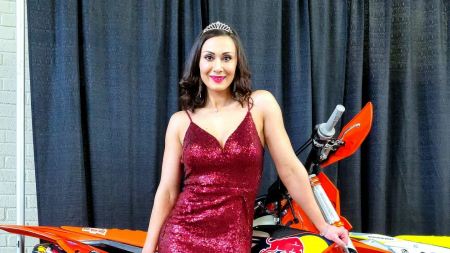 Während einige Leute diskutieren, ob Gridgirls zeitgemäß sind, findet über dem Teich die Wahl zur Miss Motorama statt.