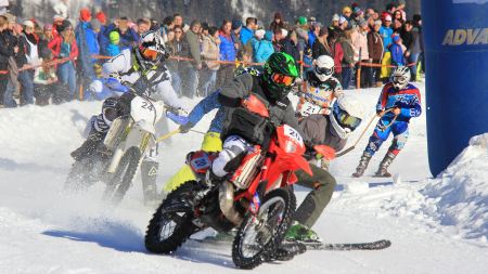 Ein einzigartiges Spektakel in Gosau verbindet Motor- und Skisport.