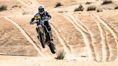 Luciano Benavides von Husqvarna Factory Racing hat die schwierige zweite Etappe bei der 2023 Abu Dhabi Desert Challenge gewonnen.