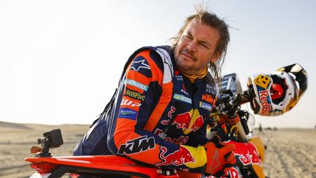 Toby Price von Red Bull KTM Factory Racing startete mit einer starken Leistung in die Abu Dhabi Desert Challenge 2023 und wurde Fünfter auf der ersten Etappe.