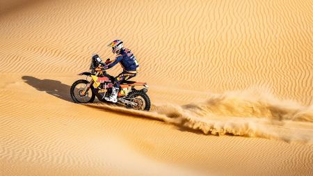 Toby Price von Red Bull KTM Factory Racing hat die zweite Etappe der Abu Dhabi Desert Challenge als Achter erfolgreich beendet.