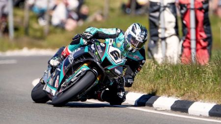 Michael Dunlop hat auf der Hawk Racing Honda mit einer atemberaubenden Runde von 135,531 mph (218,11 km/h) Durchschnittsgeschwindigkeit (!) den inoffiziellen Rundenrekord gebrochen.