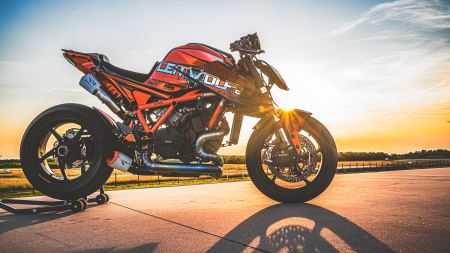 Die KTM Superduke R ist gewaltig, Andreas Burgschachner ein Könner und der Bridgestone Reifen eine Macht!