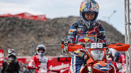 Josep Garcia von Red Bull KTM Factory Racing holte sich am ersten Tag des GP von Schweden seinen zweiten Gesamtsieg in der FIM EnduroGP-Weltmeisterschaft 2023, bevor er nach einem Sturz in der ersten Enduro-Spezialprüfung der dritten Runde das Rennen am zweiten Tag aufgeben musste.