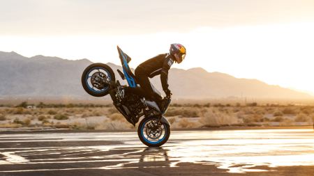 Der weltbekannte Stuntbike-Fahrer und RedBull-Action-Sportler Aaron Colton macht den ultimativen Reifentest für uns.