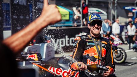 Der CryptoDATA Motorrad Grand Prix von Österreich begann feurig und Red Bull KTM Factory Racing trug zu einem spannenden Sprint- und Qualifikationsprogramm auf dem Red Bull Ring bei. 