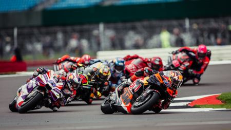 Ein verrücktes britisches Sommergewitter sorgte in der neunten von zwanzig MotoGP-Runden 2023 für unterschiedliche Bedingungen: kühl, aber trocken am Freitag und regnerisch am Samstag in der Qualifikation und beim neunten Sprint des Jahres. 