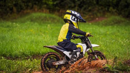 Husqvarna Motorcycles hat sein wachsendes Angebot an elektrisch betriebenen Minicycles für 2024 mit der Einführung eines völlig neuen Modells erweitert – der EE 2.