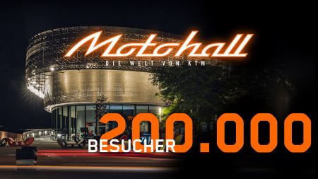 Ein Meilenstein für die KTM Motohall. Und dieser will gefeiert werden. Mit einem unvergesslichen und unbezahlbaren Geschenk.