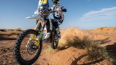 Luciano Benavides von Husqvarna Factory Racing stürmte auf der vierten Etappe der Rallye du Maroc zum Sieg.