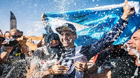 Luciano Benavides von Husqvarna Factory Racing hat die FIM World Rally-Raid Championship 2023 bei der letzten Runde der Serie in Marokko gewonnen. 