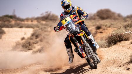 Toby Price von Red Bull KTM Factory Racing stürmte auf einer anspruchsvollen zweiten Etappe der 2023 Rallye du Maroc auf den zweiten Platz. 