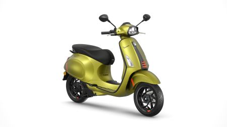 Piaggio zeigt neben Varianten mit hochmodernen Euro-5+ Motoren auch erstmals elektrische Vespa Primavera- und Vespa Sprint S-Modelle mit herausnehmbaren Akkus.