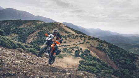 Die beeindruckende KTM 390 ADVENTURE, die den Maßstab für das Adventure-Segment unter 500 cm³ gesetzt hat, kommt 2024 mit einer Reihe von neuen Designs auf die Straße.