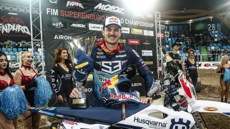Billy Bolt von Husqvarna Factory Racing ist in Frankreich unschlagbar und hat bei der ersten Runde der FIM SuperEnduro-Weltmeisterschaft 2024 eine dominante Leistung abgeliefert.