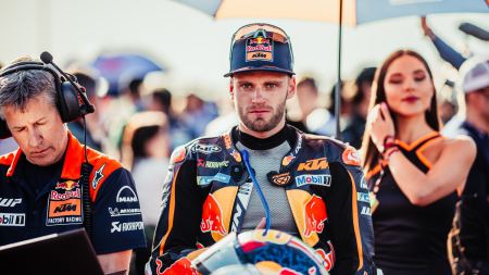 Der südafrikanische Rennfahrer Brad Binder, der für seine außergewöhnlichen Fähigkeiten auf der Rennstrecke bekannt ist, stellt sich einer neuen und gewaltigen Herausforderung.
