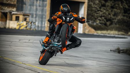 Mit der neuen KTM 990 DUKE schafft KTM einen Entwicklungssprung in dieser Klasse und unterstreicht damit seine Ansprüche auf das begehrte Segment der 1000er-Naked-Bikes.
