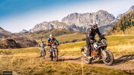 Erlebe unvergessliche Momente auf einer Motorradreise mit KINI Adventure Tours!