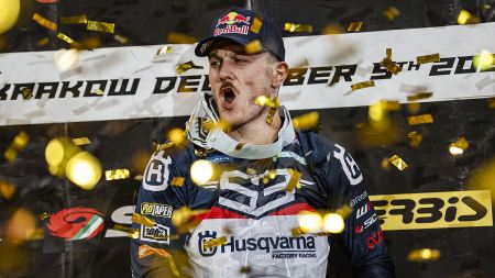 Nach seinem dominanten Sieg in der ersten Runde in Frankreich hat Husqvarna Factory Racing-Star Billy Bolt eine weitere herausragende SuperEnduro-Leistung gezeigt. 