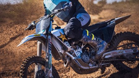 Husqvarna Motorcycles freut sich, seine neuesten, leistungsstarken und vom Werksteam inspirierten Motocross-Modelle für 2024 zu enthüllen – die FC 250 Rockstar Edition und die FC 450 Rockstar Edition.