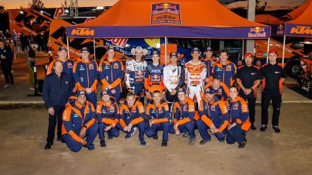 Eine erneuerte vierköpfiges Fahrer-Team wird Red Bull KTM Factory Racing in die SuperMotocross-Weltmeisterschaft (SMX) 2024 führen.