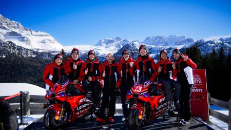 Die beiden Teams, die als Weltmeister in der MotoGP (Ducati Lenovo Team) und WorldSBK (Aruba.it - Racing Ducati Team) antreten, wurden zusammen mit dem neuen Ducati Corse R&D - Factory MX Team vorgestellt.