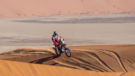 Nachdem er auf der gestrigen ersten Etappe der neuen Dakar-Chrono-Etappe die härteste Arbeit hinter sich gebracht hatte, absolvierte Daniel Sanders von Red Bull GASGAS Factory Racing heute die letzten 112 Kilometer und erzielte die viertschnellste Gesamtzeit.