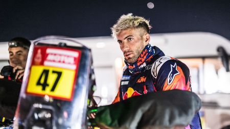 Kevin Benavides von Red Bull KTM Factory Racing hat auf der anstrengenden dritten Etappe der Rallye Dakar 2024 den Tagessieg geholt.