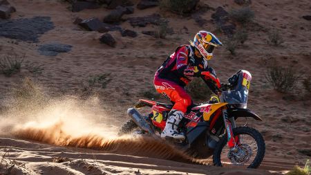 Toby Price von Red Bull KTM Factory Racing hat sich auf der harten und anspruchsvollen neunten Etappe der Rallye Dakar 2024 ein Top-Vier-Ergebnis gesichert.