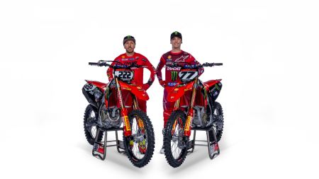 Die Desmo450 MX, so der Name des neuen Modells, wurde auf der Bühne des PalaCampiglio in der Rennversion vorgestellt, mit der Ducati in diesem Jahr in der italienischen Motocross Pro - Prestige MX1 Meisterschaft antreten wird. 