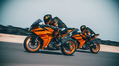 KTM verpasst der RC-Supersport-Baureihe 2024 neue Farben und Grafiken, die von früheren Prototypen und aktuellen KTM Factory Racing-Farbkombinationen inspiriert sind.