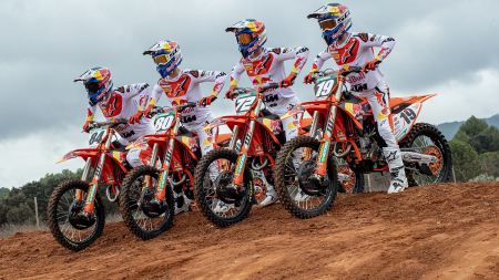 Mit einem erfolgreichen Team geht Red Bull KTM Factory Racing in die neue Saison 2024.