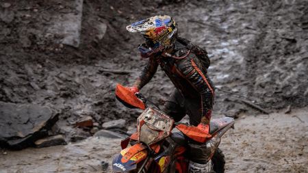 Zum ersten Mal in der Geschichte, führt ein Deutscher die ACU British Extreme Enduro Meisterschaft an - Mani ist kaum zu stoppen!