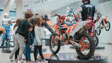 Ferien. Endlich. Wer die freie Zeit mit maximal Action und Erlebnis verbringen möchte, ist in der KTM Motohall genau richtig.