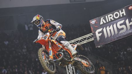 Manuel Lettenbichler von Red Bull KTM Factory Racing zeigte in Sofia, Bulgarien, eine unglaubliche Leistung und belegte bei der vorletzten Runde der FIM SuperEnduro Weltmeisterschaft 2024 den zweiten Platz.