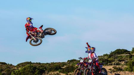 Während die Saison 2024 der FIM Motocross-Weltmeisterschaft in Sichtweite rückt, bereitet sich das Red Bull GASGAS Factory Racing Team auf das vor, was eine fantastische Saison zu werden verspricht.Während die Saison 2024 der FIM Motocross-Weltmeisterschaft in Sichtweite rückt, bereitet sich das Red Bull GASGAS Factory Racing Team auf das vor, was eine fantastische Saison zu werden verspricht.