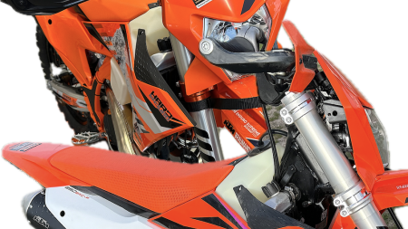 Ohne jetzt alle Neuerungen im Detail anzuführen, sind wir mit den leichtesten und aktuellen KTM EXC 300TBI und 250 -F Modellen gefahren, um den Unterschied zwischen 2 & 4 Taktmodellen zu erfahren, letztens auch um beim Red Bull Erzbergrodeo aus der ersten Reihe zu finishen. 