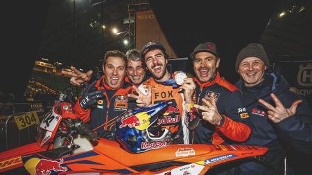 Manuel Lettenbichler von Red Bull KTM Factory Racing hat sich den dritten Platz in der Gesamtwertung der FIM SuperEnduro Weltmeisterschaft 2024 gesichert. 