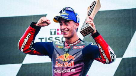 Pedro Acosta beendet die 25-Runden-Verfolgungsjagd mit drei sensationellen Überholmanövern, seinem ersten Podiumsplatz in seinem erst zweiten MotoGP-Rennen und der ersten Grand Prix-Trophäe für GASGAS!