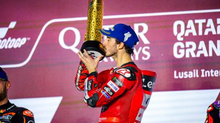 Das Ducati Lenovo Team hat den Katar GP dank des zweifachen amtierenden Champions Francesco Bagnaia gewonnen, der eine perfekte Leistung vom Start bis zum Ziel zeigte. 