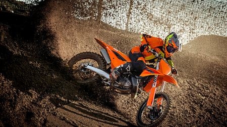 KTM bringt mit der Motocross-Baureihe 2025 die Fahrer noch näher mit ihren Bikes zusammen.