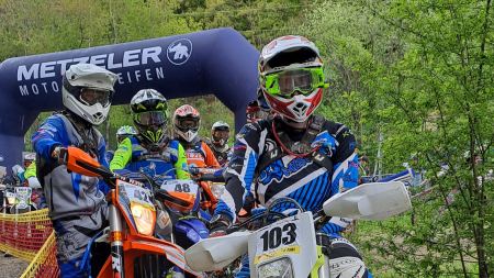 Am 6. April geben viele Enduro Fahrer am Offroad Bike Track Gas.