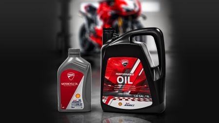 Das Ducati Corse Performance Oil Powered by Shell Advance, das im Rennsport entwickelt wurde, ermöglicht bei den supersportlichen Modellen von Ducati eine Leistungssteigerung von bis zu 3,5 PS.