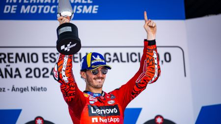 Ducati monopolisiert das Podium mit Marc Márquez (Gresini Racing MotoGP) als Zweiter und Marco Bezzecchi (VR46 Racing Team) als Dritter und die Top 5 des GP von Spanien.