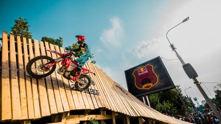 Valentino ist nicht nur 2facher Österreichischer Enduro Jugend Staatsmeister, sondern fuhr beim Red Bull Erzberg Rodeo 2023 von Prolog Platz 25 in die Startreihe 1 - mit nur 15 Jahren.