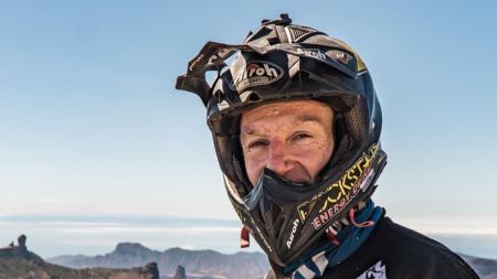 Im zarten Alter von 49 (!) Jahren zählt der erfolgreichste Xtreme Enduro Athlet der Welt immer noch zu den Topfahrern des Red Bull Erzbergrodeo - das Graham Jarvis bereits FÜNF mal (!) gewonnen hat.